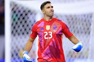 Thủ thành Emiliano Martinez đưa Argentina vào bán kết khi cản phá 2 lần giúp Argentina thắng luân lưu 4-2 trước Ecuador.