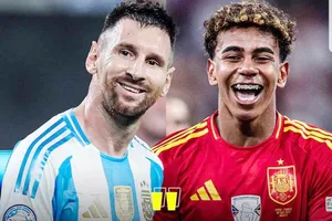 Ước mơ của Lamine Yamal giờ đã thành hiện thực khi gặp Lionel Messi ở Finalissima 2025.