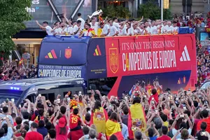 Đội tuyển Tây Ban Nha diễu hành ăn mừng chiến thắng tại Euro 2024 tại thủ đô Madrid.
