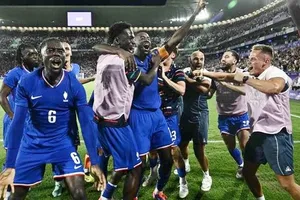 Các cầu thủ Pháp ăn mừng đầy phấn khích sau khi đánh bại Argentina với tỷ số tối thiểu