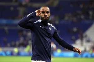 Lacazette luôn biết ơn sự cổ vũ của cổ động viên nhà trong suốt đại hội