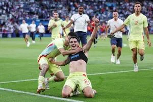 Sergio Camello cởi áo ăn mừng đầy phấn khích sau khi ghi bàn quyết định ở phút 120+1