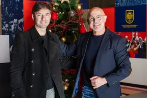 2 HLV mang lại thành công cho bóng đá Tây Ban Nha ở mùa hè 2024 - Luis de la Fuente và Santi Denia