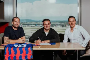 Xherdan Shaqiri trong buổi ký hợp đồng với FC Basel