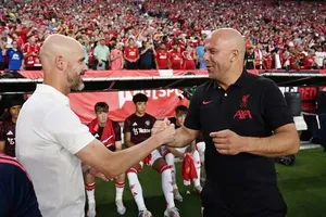 HLV Erik ten Hag và Man.United thua Liverpool của Arne Slot 0-3 ở trận giao hữu trước mùa giải tại Mỹ.