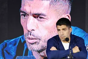 Luis Suarez trong cuộc họp báo xác nhận giã từ sự nghiệp thi đấu quốc tế.