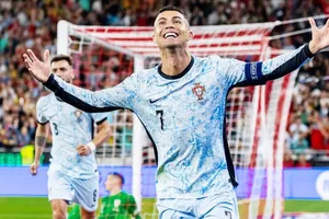 Cristiano Ronaldo là cầu thủ nam đầu tiên trong lịch sử ghi 900 bàn trong các trận đấu chính thức.