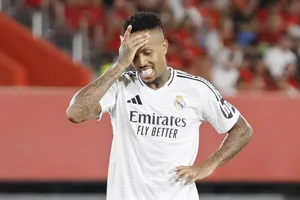 Eder Militao là cầu thủ mới nhất của Real Madrid gặp vấn đề về thể trạng vào đầu mùa giải.