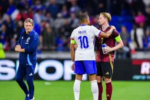 Giám đốc kỹ thuật Frank Vercauteren đứng nhìn khi De Bruyne được chia sẻ bởi Kylian Mbappe của Pháp.