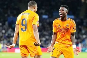 Kylian Mbappe và Vinicius Junior đều sút thắng phạt đền giúp Real Madrid thắng 2-0 tại Sociedad.
