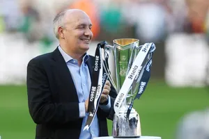 Giám đốc điều hành Darren Eales chia tay Newcastle sau khi chẩn đoán mắc bệnh ung thư.