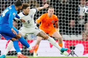 HLV Lee Carsley và thử nghiệm thất bại khiến tuyển Anh thua Hy Lạp 1-2 ngay tại Wembley.