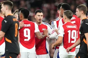 Arsenal nhờ thủ môn Dmytro Riznyk của Shakhtar Donetsk phản lưới nhà mới giành chiến thắng 1-0.