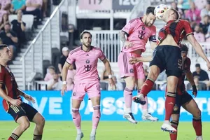 Lionel Messi ghi bàn bằng đầu nhưng vẫn không thể cứu Inter Miami khỏi cảnh bị loại.