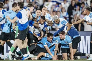 Uruguay chấm dứt chuỗi 5 trận không thắng bằng cách đánh bại Colombia 3-2 trong diễn biến ly kỳ.
