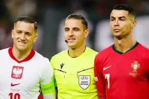 Piotr Zielinski khá thích thú khi chụp ảnh cạnh Cristiano Ronaldo trước trận đấu.