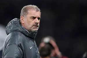 HLV Ange Postecoglou không hài lòng việc cầu thủ Tottenham lãng phí cơ hội trong trận hòa 2-2 với Roma.