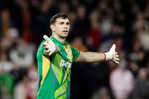 Thủ môn Emi Martinez xứng danh là chuyên gia tạo nên những “siêu phẩm” cứu thua.