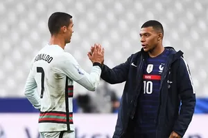 Kylian Mbappe từng nhiều lần đối đầu “thần tượng” Cristiano Ronaldo trên sân cỏ. 
