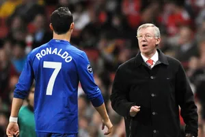 Sir Alex Ferguson khiến Cristiano Ronaldo phải bật khóc trước mặt các thành viên còn lại của Man.United.