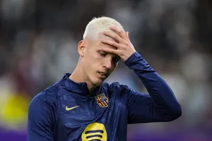 Dani Olmo không thể ngờ giấc mơ trở lại Barcelona có thể bị hủy hoại chỉ sau 6 tháng.