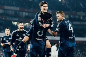 Đương kim vô địch Man.United sau khi vượt qua Arsenal đã được đền đáp bằng cơ hội đối đầu với Leicester.
