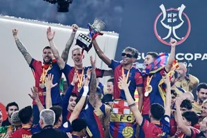 Real Madrid mất ngôi vị khi thua 2-5 trước Barcelona trong trận chung kết Siêu cúp Tây Ban Nha.