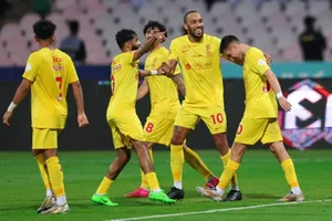 Aubameyang (số 10) lập cú đúp trong trận thắng 2-1 của Al-Qadisiya trước Al-Hilal