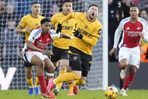 Tiền vệ Myles Lewis-Skelly của Arsenal không phải chịu án treo giò 3 trận vì thẻ đỏ nhận tại Wolves.