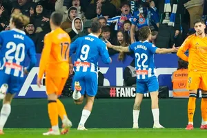 Chuỗi chiến thắng của Real Madrid đã kết thúc với kết quả 0-1 tại Espanyol. 