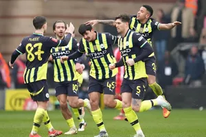 Man.City ngược dòng thắng 2-1 trước đội bóng hạng 3 Leyton Orient để tiến vào vòng 5 FA Cup.