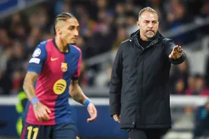 HLV Hansi Flick không muốn cầu thủ Barcelona tự gây áp lực khi nghĩ về cuộc đua vô địch.