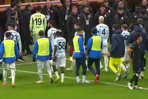 Cầu thủ Adana Demirspor rời sân trong một trận đấu tại Super Lig để phản đối quyết định của trọng tài.