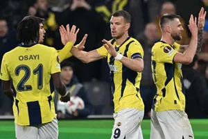 Fenerbahce của Jose Mourinho đã chiếm ưu thế lớn khi đánh bại đội khách Anderlecht 3-0.