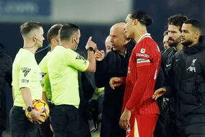 HLV Arne Slot dù vừa nhận thẻ đỏ nhưng vẫn sẽ chỉ đạo 2 trận đấu tiếp theo của Liverpool.