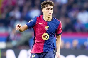 Trung vệ 18 tuổi Pau Cubarsi đã ký hợp đồng mới với Barcelona đến năm 2029.