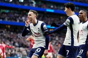 Tottenham đánh bại Man.United 1-0 sau pha lập công trong hiệp một của James Maddison.
