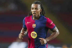 Jules Kounde mất suất đá chính vào thứ Hai vì đến muộn trong cuộc họp trước trận đấu.