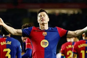 Barcelona trở lại ngôi đầu La Liga nhờ bàn thắng của Robert Lewandowski trước Vallecano.