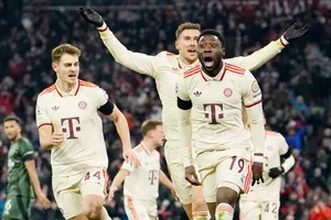 Alphonso Davies gỡ hòa 1-1 trước Celtic ở phút bù giờ đưa Bayern Munich vào vòng 1/8 Champions League.