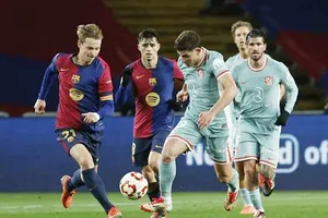 Barcelona và Atletico Madrid đều ngược dòng từ thế bị dẫn 2 bàn trước khi hòa 4-4 ở lượt đi của bán kết Copa del Rey.