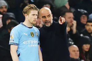 HLV Pep Guardiola cho biết Kevin De Bruyne sẽ phải đưa ra quyết định tương lai vào mùa hè.