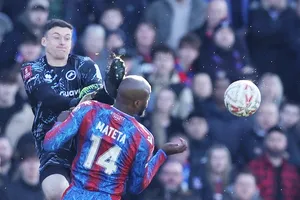 Jean-Philippe Mateta phải khâu 25 mũi sau pha vào bóng này của thủ môn Liam Roberts.