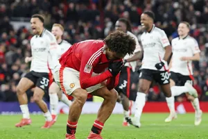 Joshua Zirkzee sút hỏng quả luân lưu cuối khiến Man.United thua Fulham 3-4 trong loạt đấu súng.