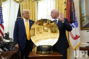 Tổng thống Mỹ, Donald Trump gặp Chủ tịch FIFA, Gianni Infantino tại Nhà Trắng hôm 7-3. Ảnh: Chris Kleponis/UPI