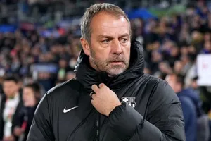 HLV Hansi Flick và Barcelona có thể đợi đến tháng 5 mới đá lại với Osasuna.