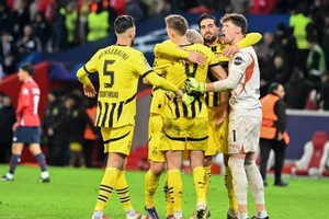 Dortmund thắng ngược 2-1 trên sân Lille để giành quyền vào tứ kết