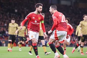 Bruno Fernandes ghi hat-trick giúp Man.United thắng 4-1 trước 10 người cầu thủ Sociedad.