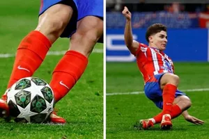 Julian Alvarez trượt chân chạm nhẹ chân trụ vào bóng trước khi chân phải sút bóng ghi bàn.