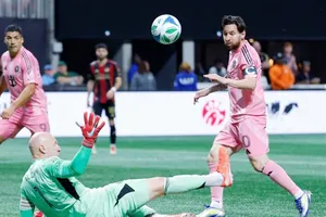 Lionel Messi bấm bóng qua đầu thủ thành Brad Guzan để ghi một bàn thắng tuyệt đẹp.